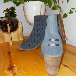 Toeless raised ankle boots...great for all seasons.